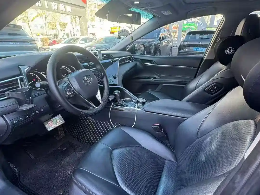 Фото 5 - Toyota Camry