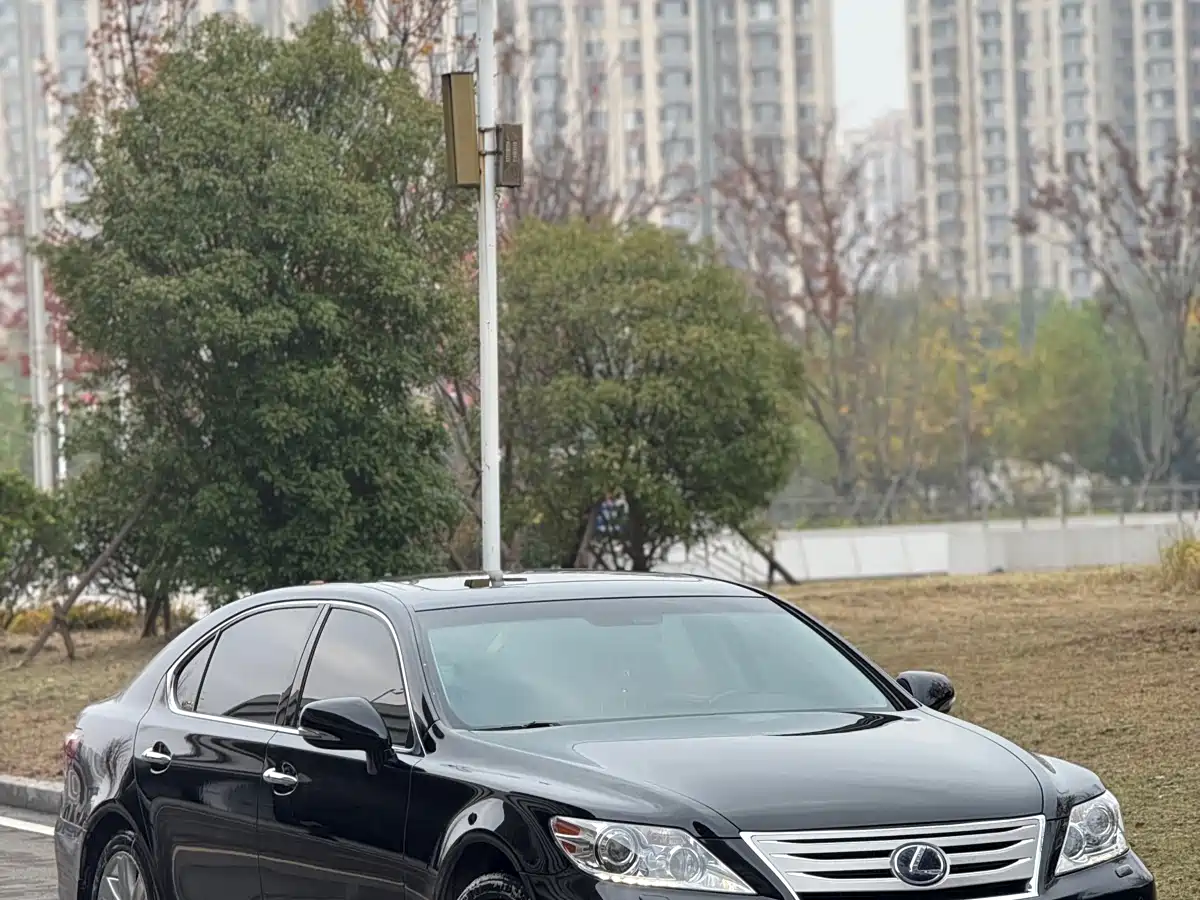 Lexus LS 2010 600hL фото 8