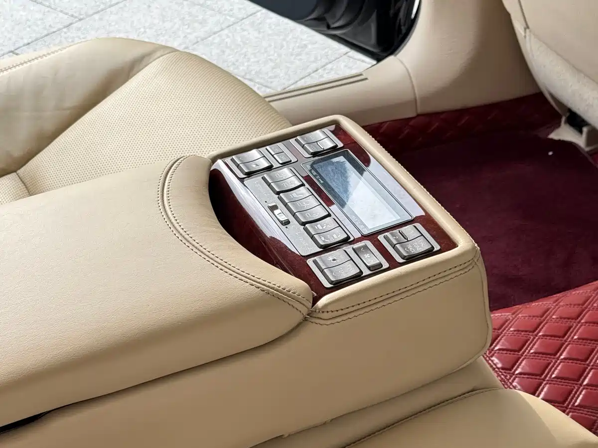 Lexus LS 2010 600hL фото 32