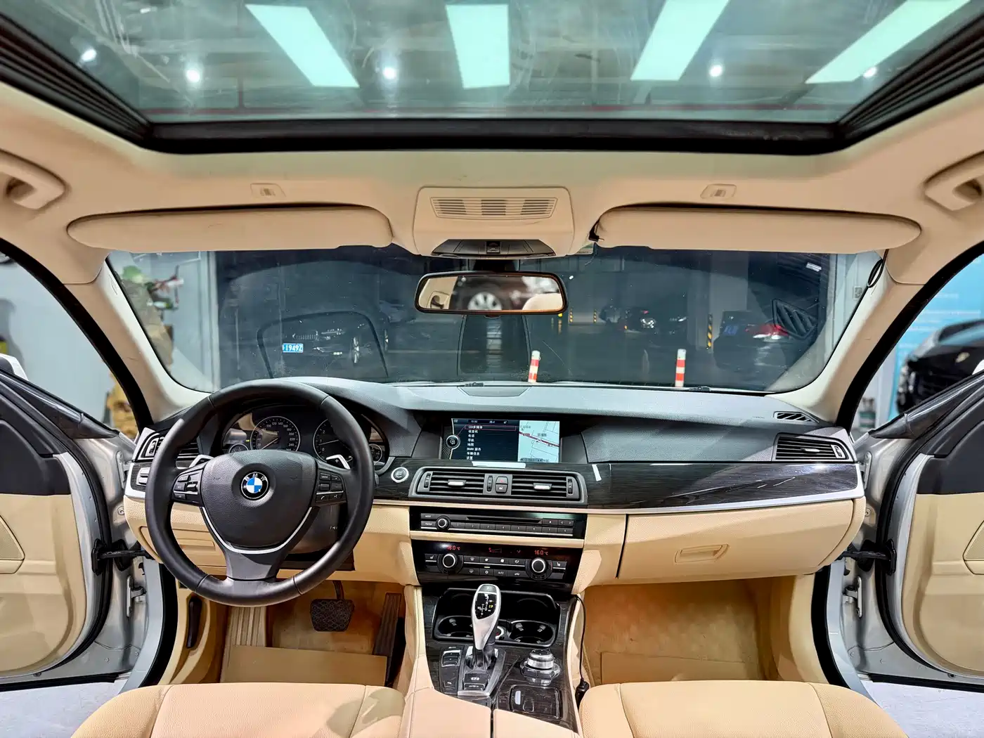 BMW 5 Series 2011 535Li Leading фото 16