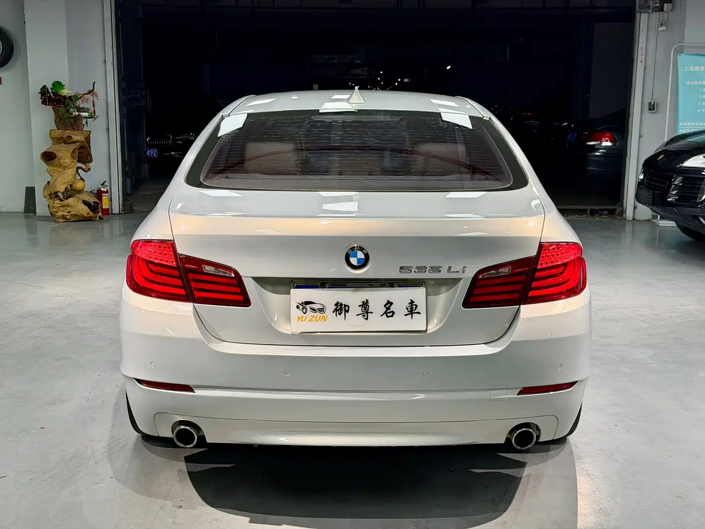 BMW 5 Series 2011 535Li Leading фото 6