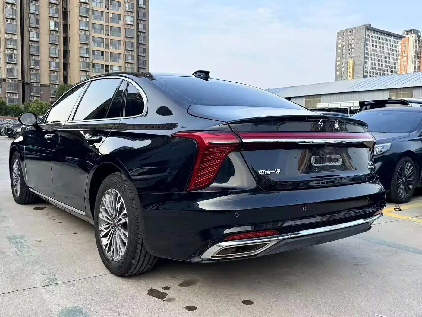 Фото 12 - Hongqi H5