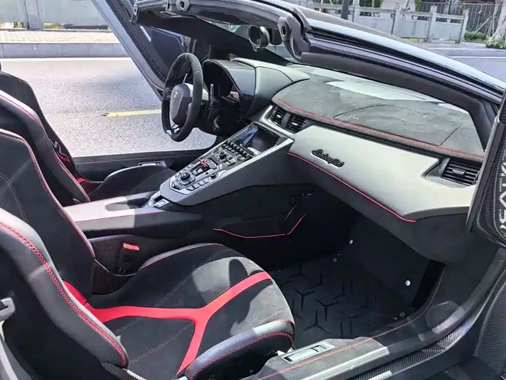 LAMBORGHINI AVENTADOR