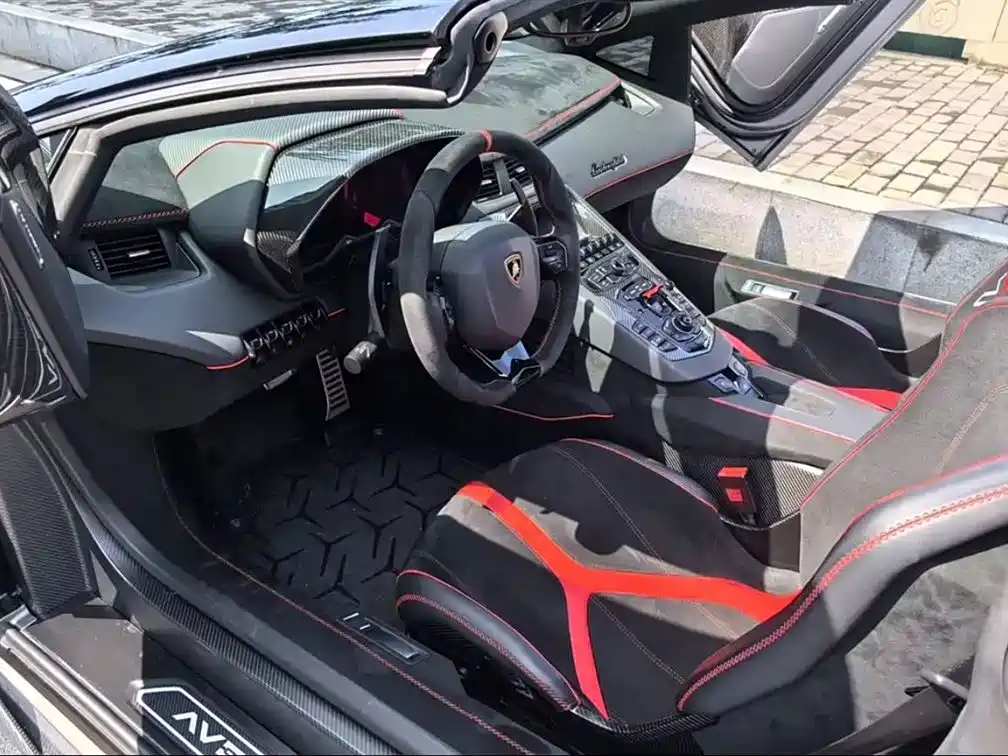 LAMBORGHINI AVENTADOR