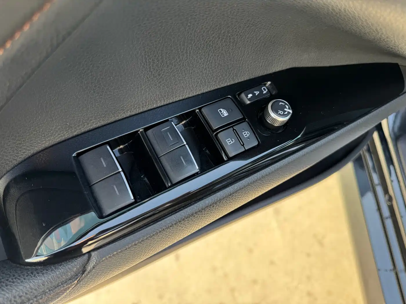 Toyota Camry 2023 Hybrid 2.5HG Luxury Edition фото 6