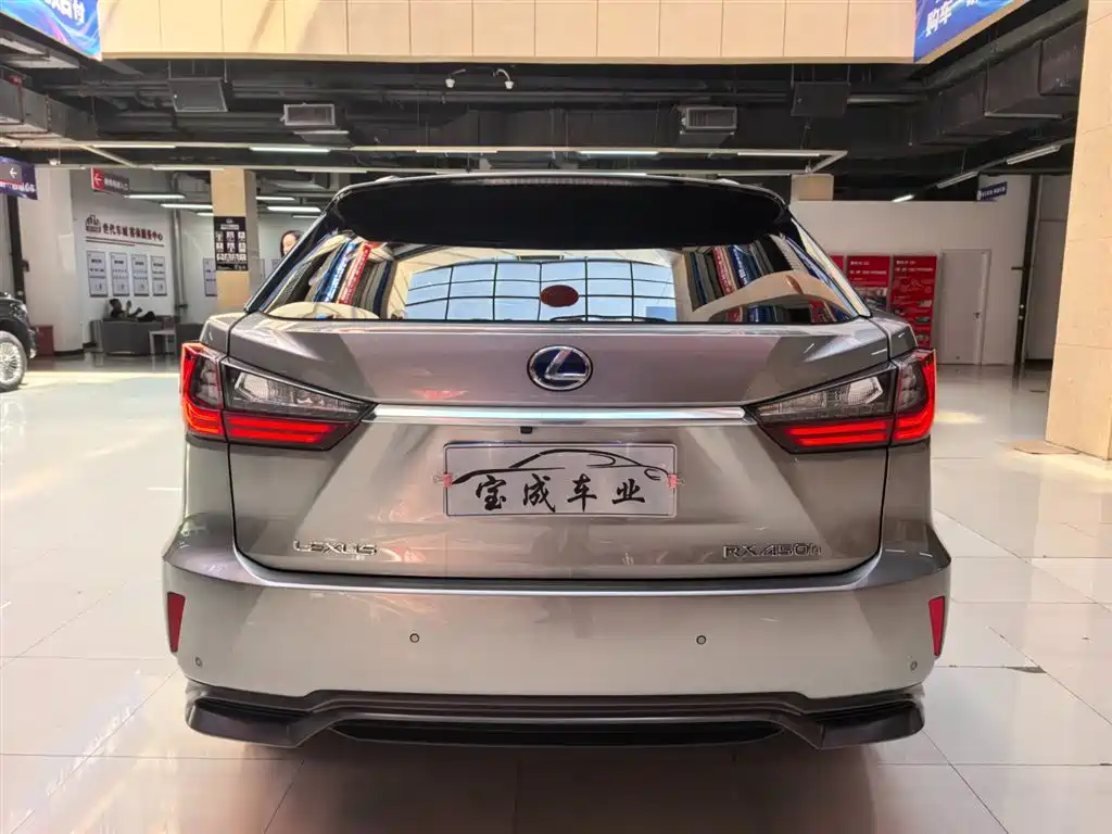 Фото 4 - Lexus RX