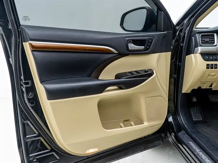 Photo 16 - Toyota Highlander