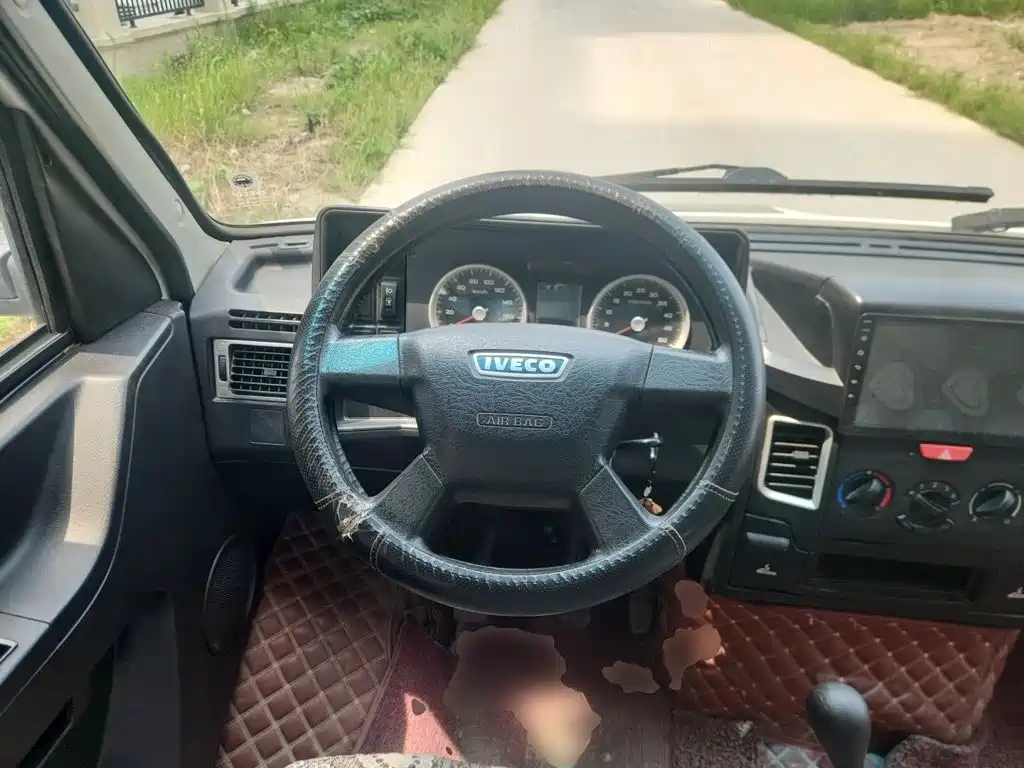 Iveco Daily 2020 2020 Model 2.5T A35 Bus Single-Tire Medium Roof 5-9 Seats China V