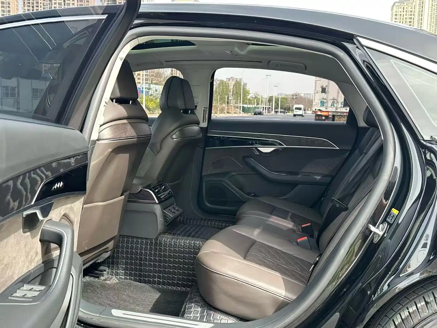 Фото 8 - Audi A8