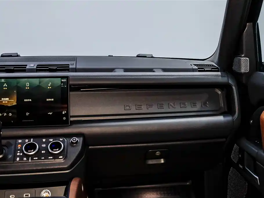 Land Rover Defender 2024 110 3.0T P400 X фото 31