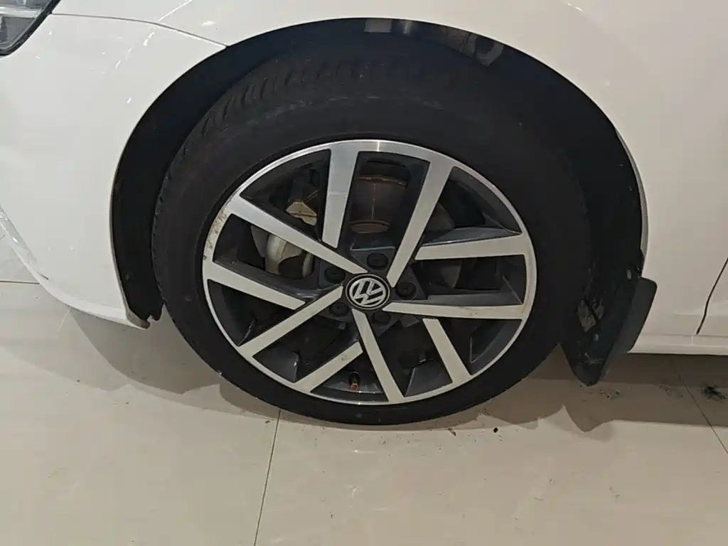 Фото 23 - Volkswagen Golf