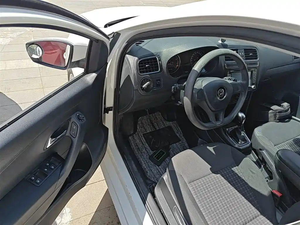Volkswagen Polo 2014 1.6L Automatic Comfort Edition фото 16