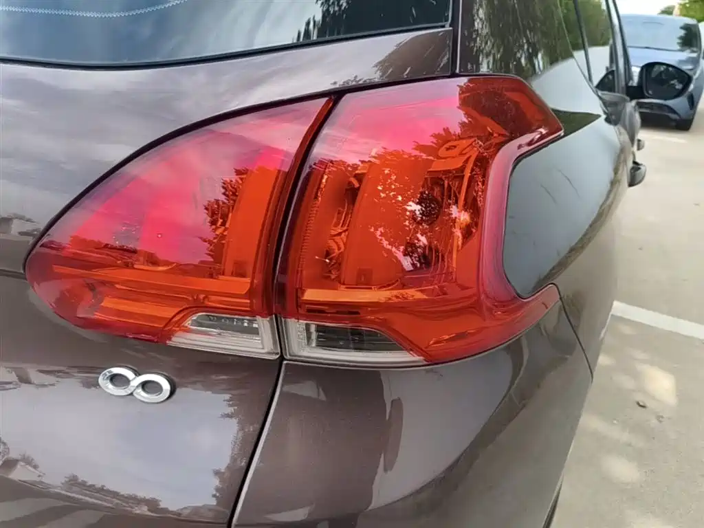Peugeot 2008 2015 1.6L Automatic Cool Edition фото 8