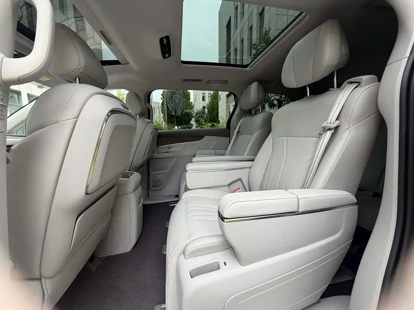 Roewe iMAX8 EV 2025 2026 1.5T DMH High-End Edition
