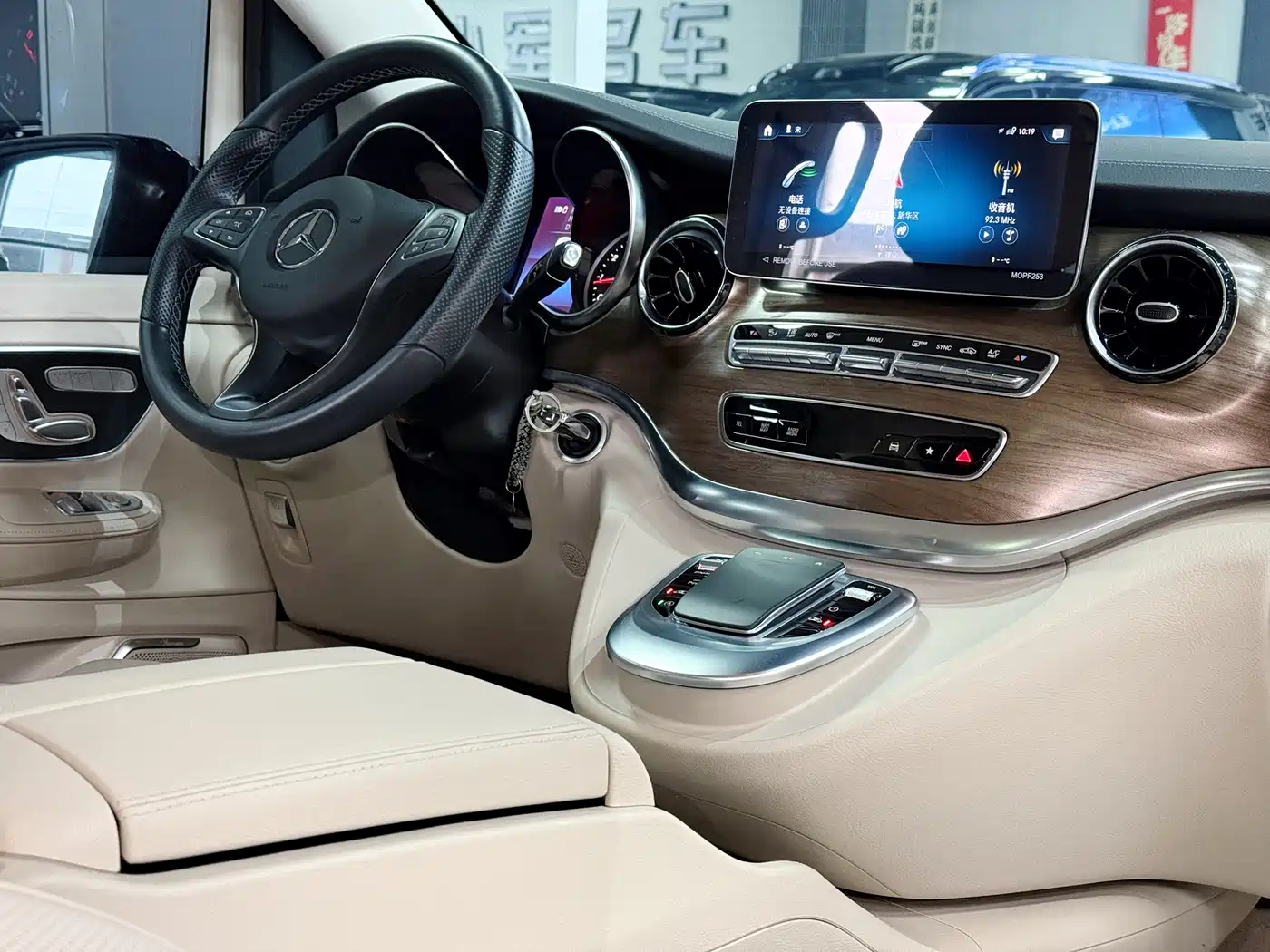Mercedes-Benz V-Class 2022 V 260 L Long Wheelbase Luxury Edition фото 5