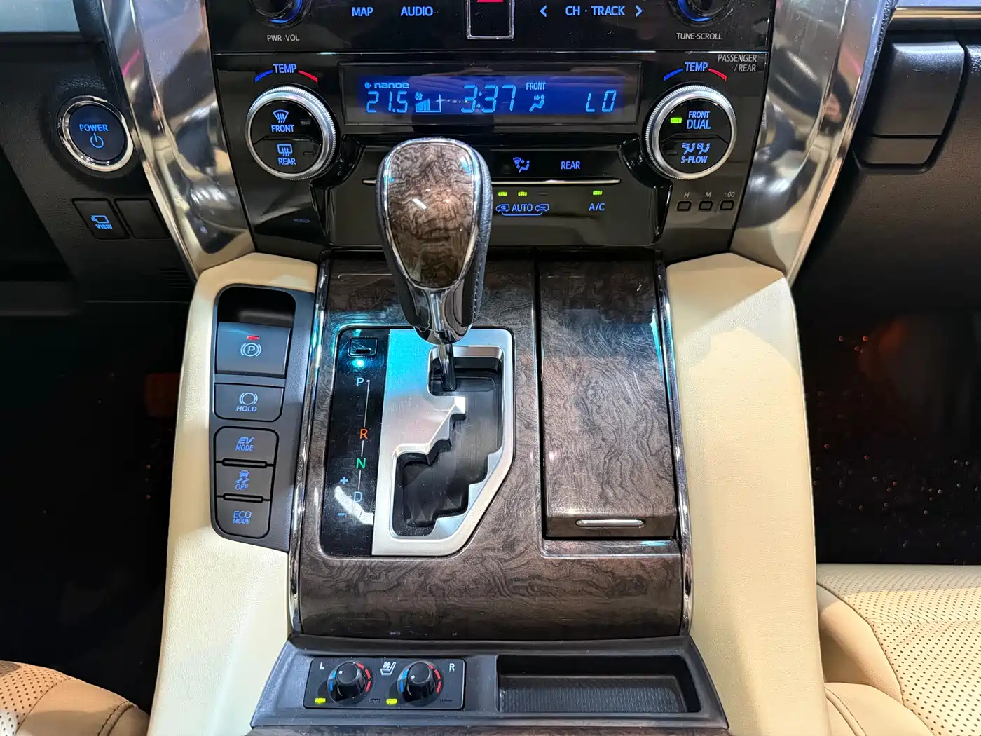 Toyota Vellfire 2020 Twin Engine 2.5L HV Premium Edition фото 16