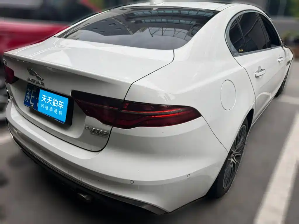 Фото 2 - Jaguar XEL