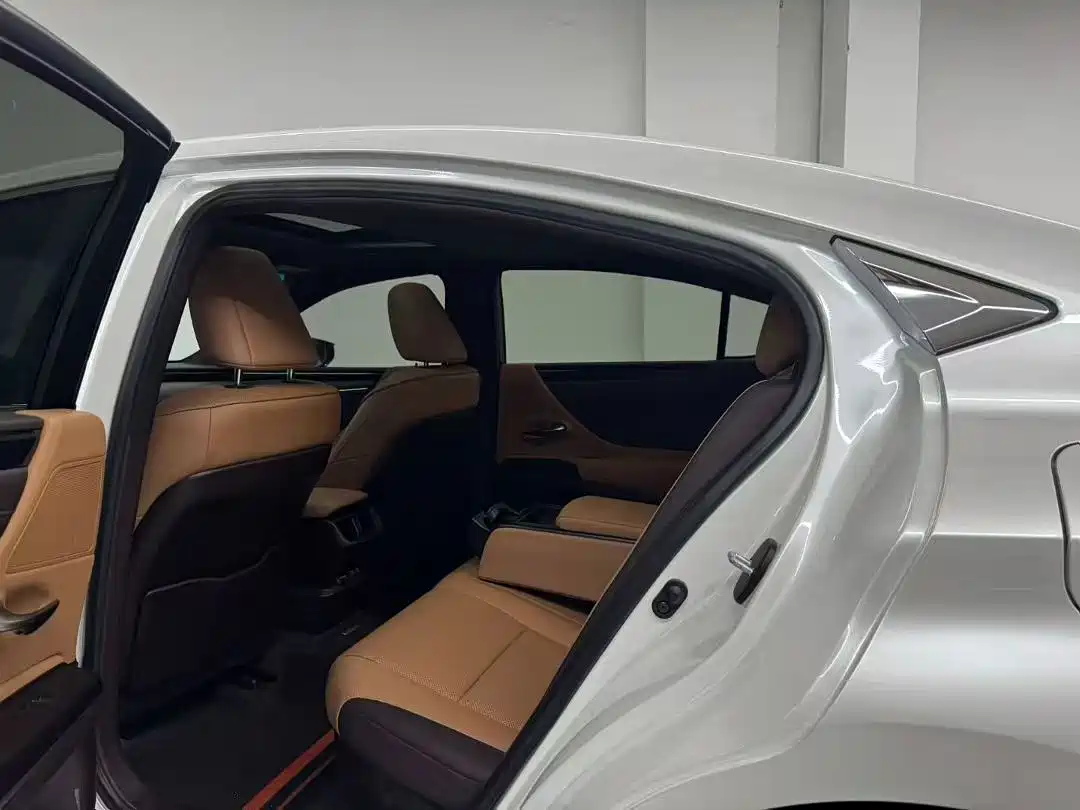 Фото 6 - Lexus ES