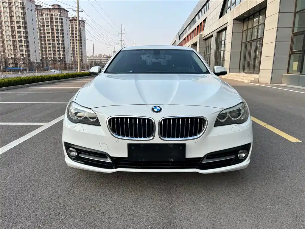 Photo 2 - BMW 5 Series
