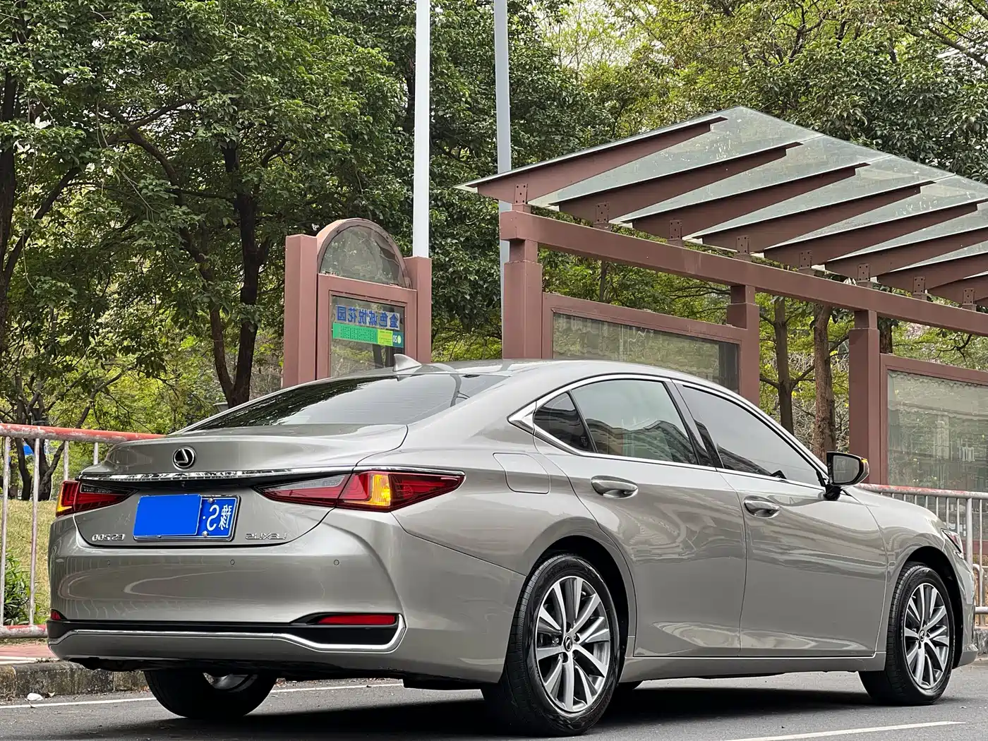 Lexus ES 2020 200 Luxury фото 21