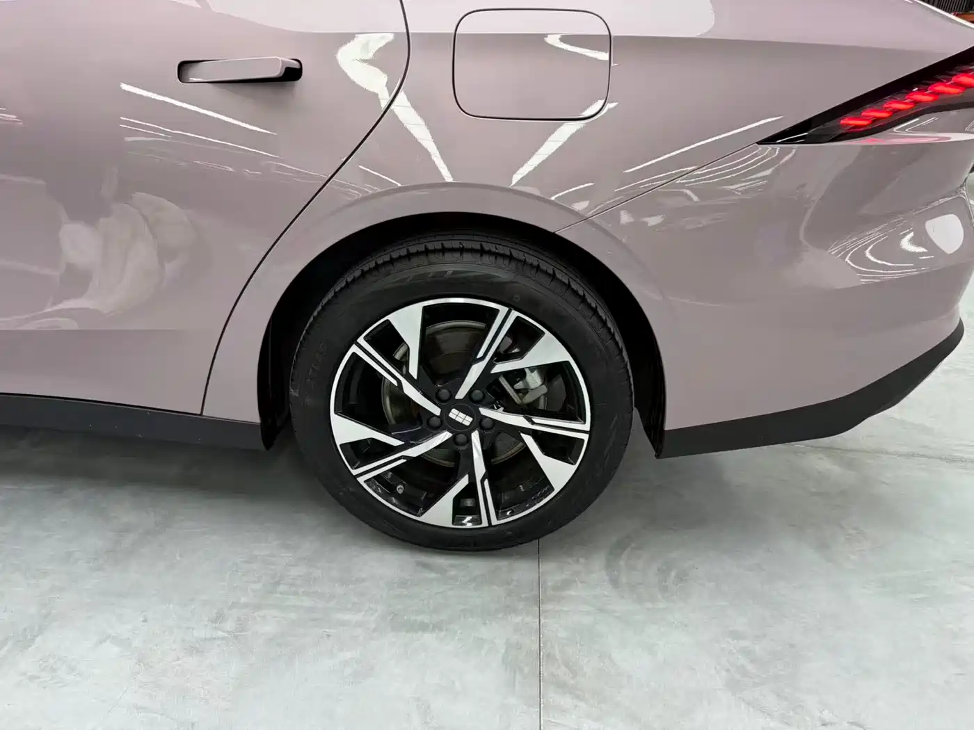 Geely Galaxy Galaxy L6 2024 125km Creative Edition фото 14