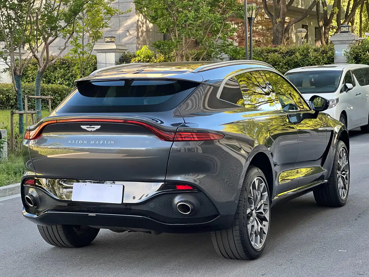 Aston Martin DBX 2024 2023 4.0T V8