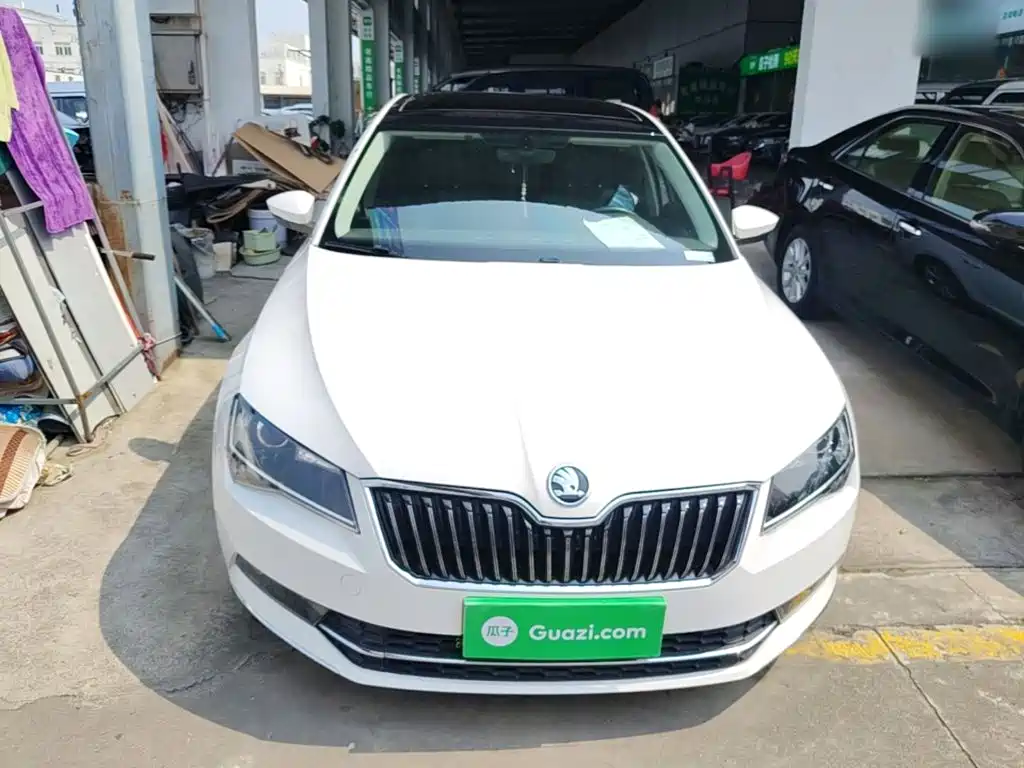 Фото 3 - Škoda Superb