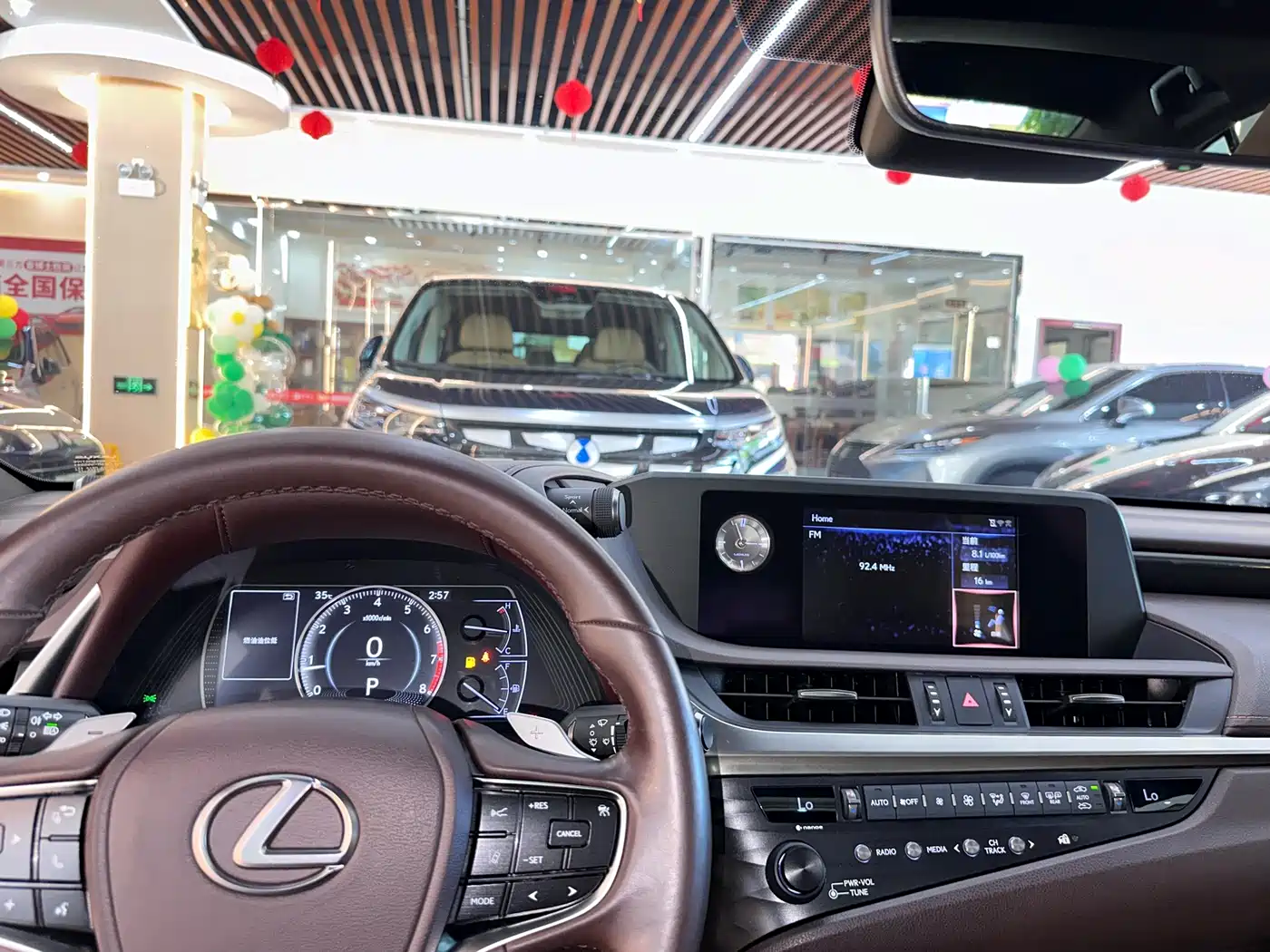 Фото 10 - Lexus ES
