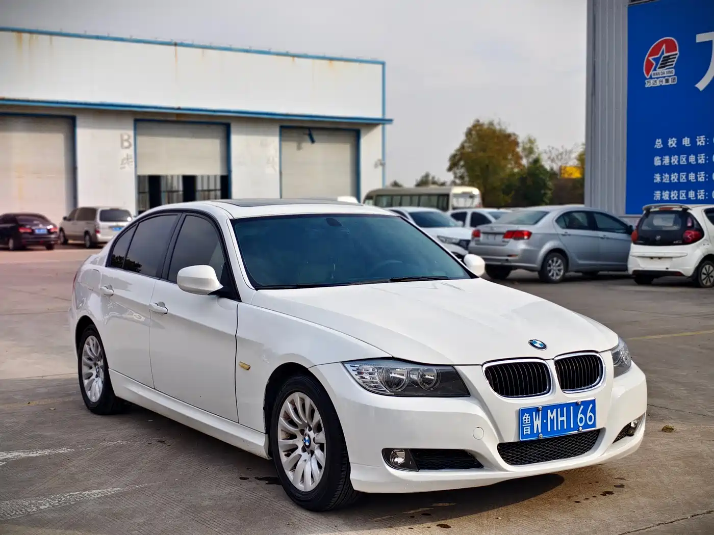 BMW 3 Series 2010 318i Leading фото 3