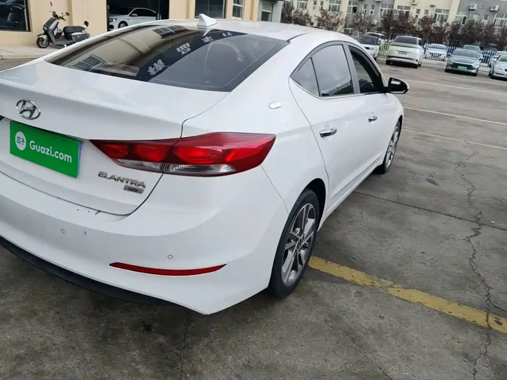Фото 8 - Hyundai Elantra