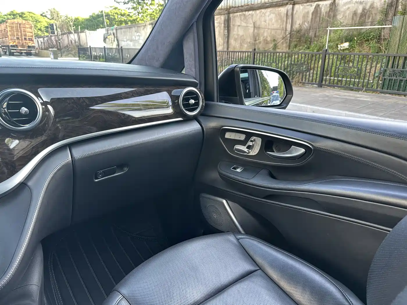 Mercedes-Benz V-Class 2018 V 260 L Premium Long Wheelbase Edition China VI фото 18