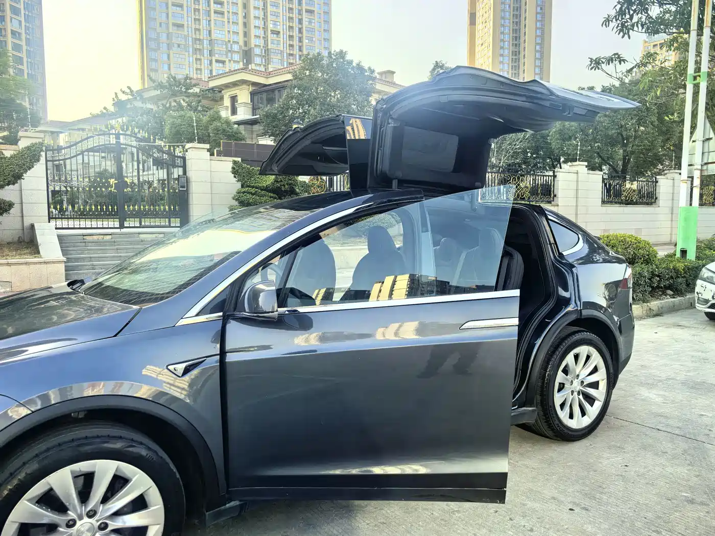TESLA MODEL X