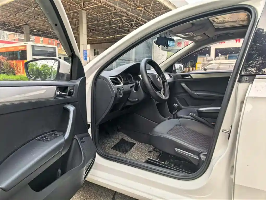 Škoda Rapid 2018 1.6L Manual Comfort Edition фото 9
