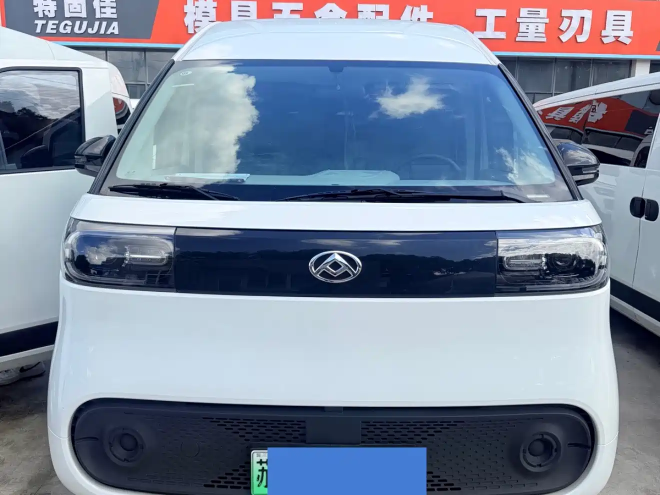 SAIC Maxus Dana V1 2025 2025 V1+ Long Wheelbase High Roof Multi-purpose Version (64kWh)