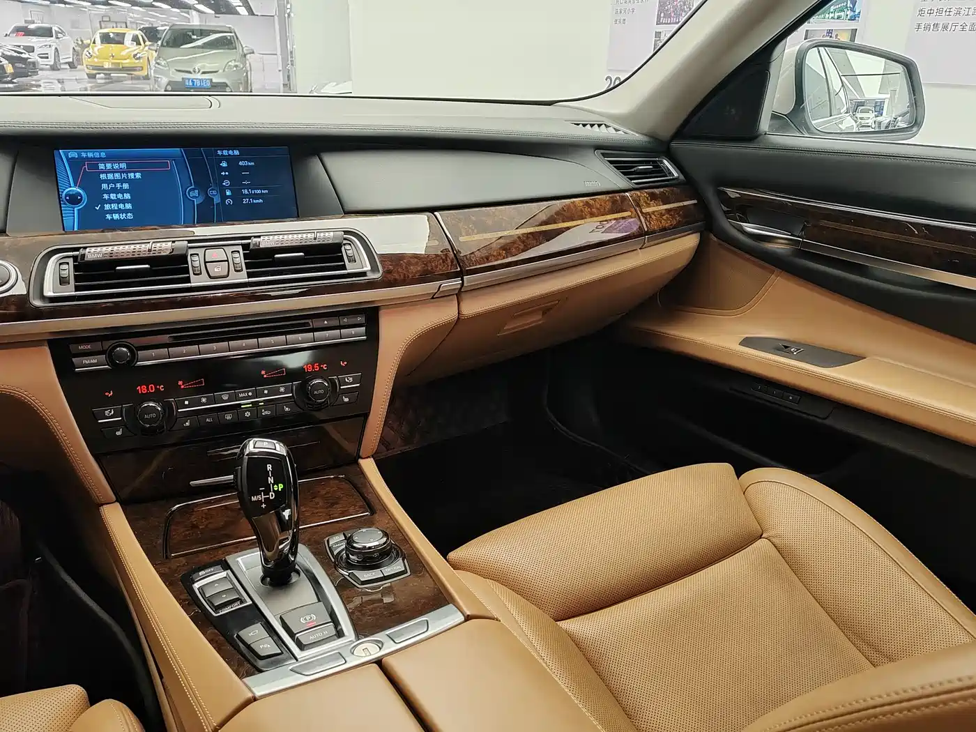 BMW 7 Series 2010 760Li фото 30