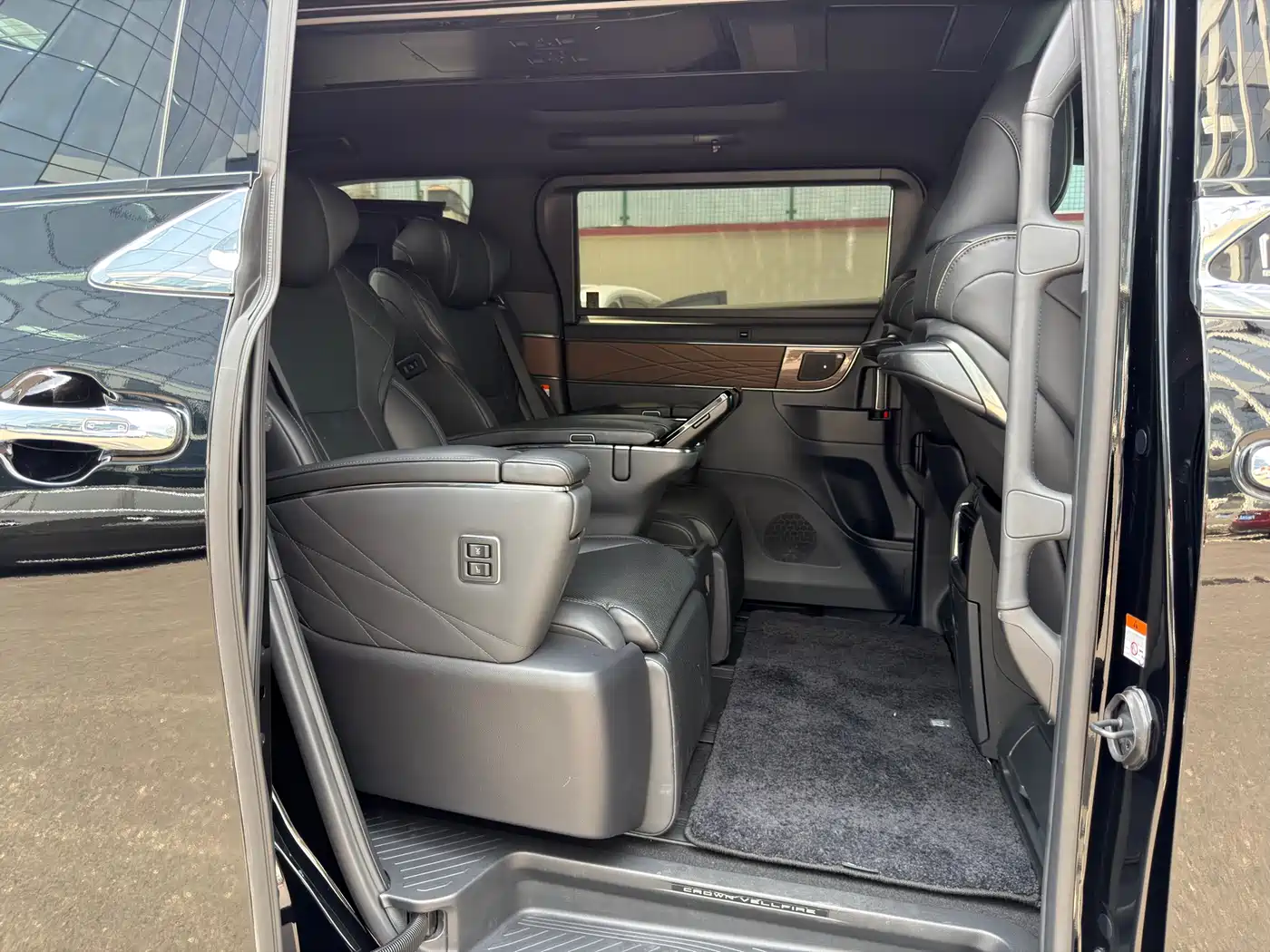 Toyota Vellfire 2024 Crown Hybrid 2.5L Executive Premium Edition фото 12