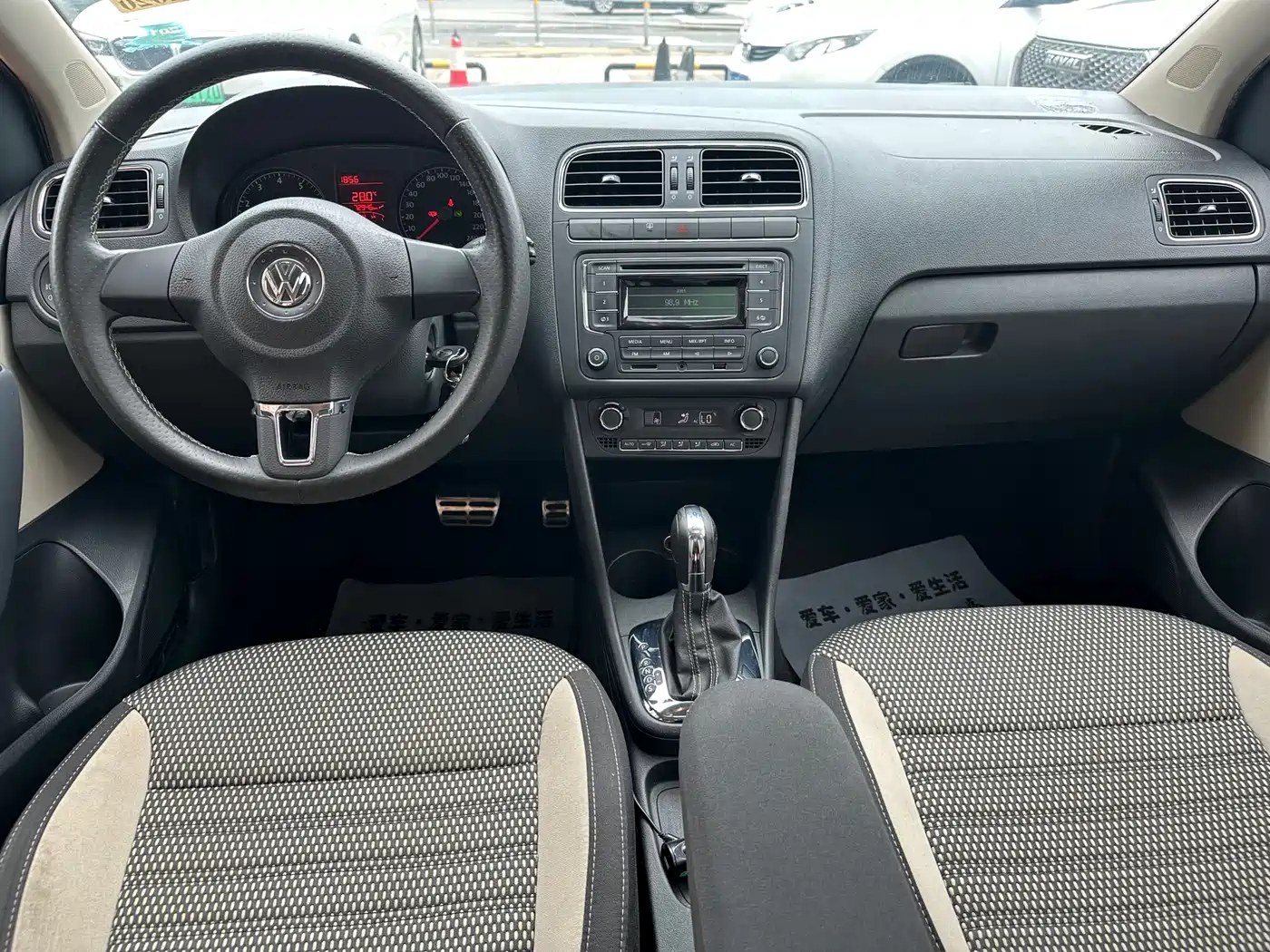 Volkswagen Polo 2014 1.6L Cross Polo Automatic фото 8