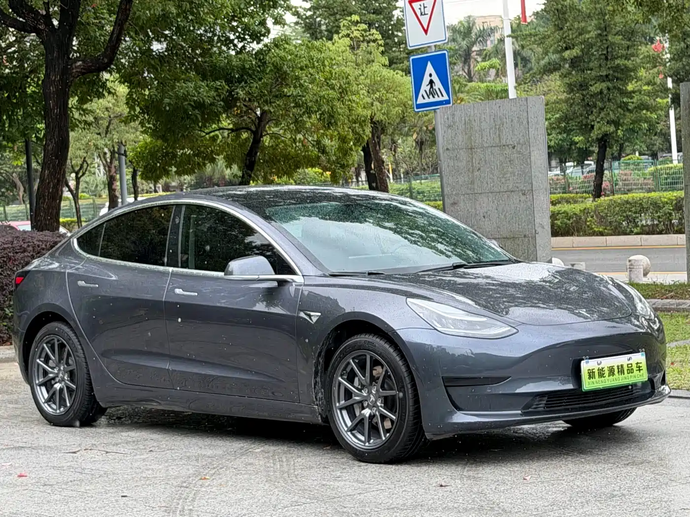 TESLA MODEL 3