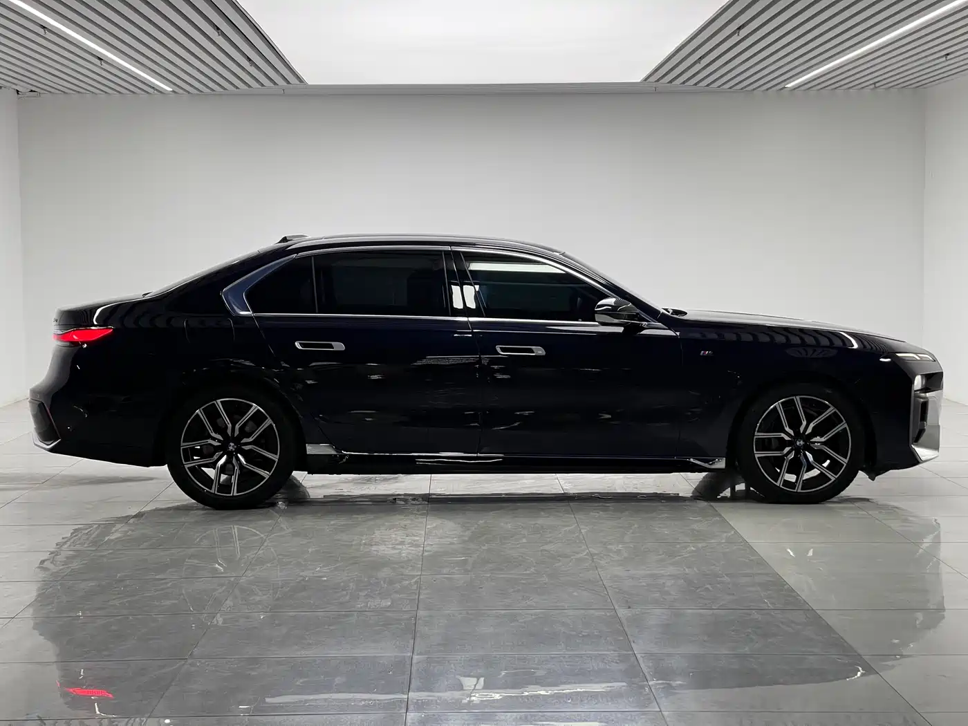 BMW 7 Series 2023 Model 735Li M Sport Package фото 8