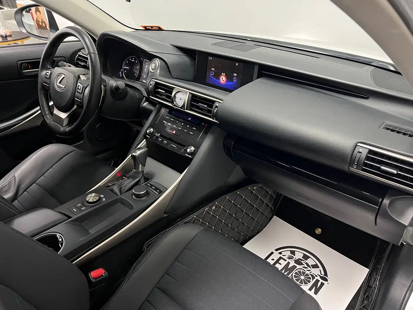 Lexus IS 2017 300 Leading Edition фото 31