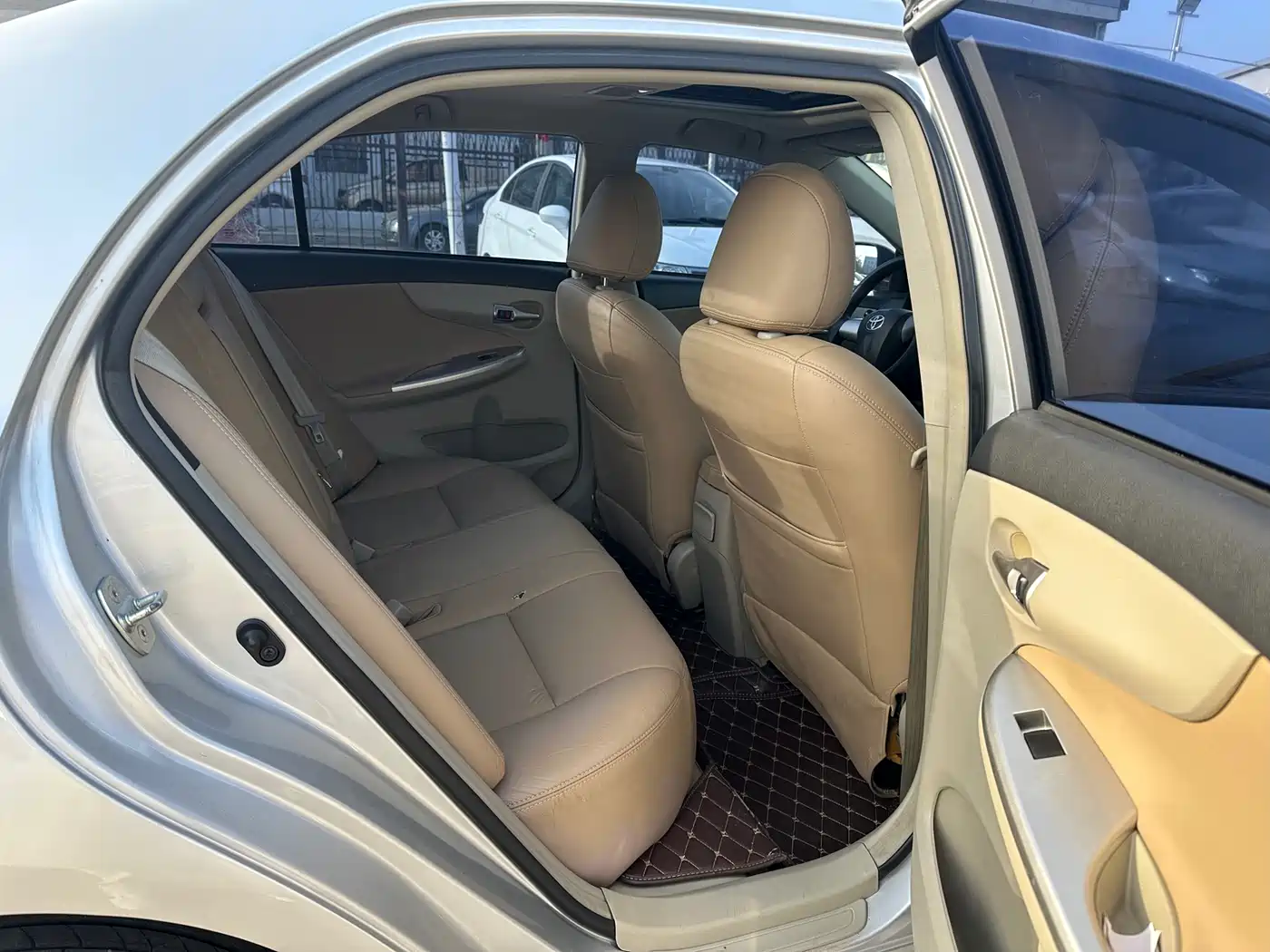 Toyota Corolla 2012 Styling Edition 1.8L CVT GL-i фото 8