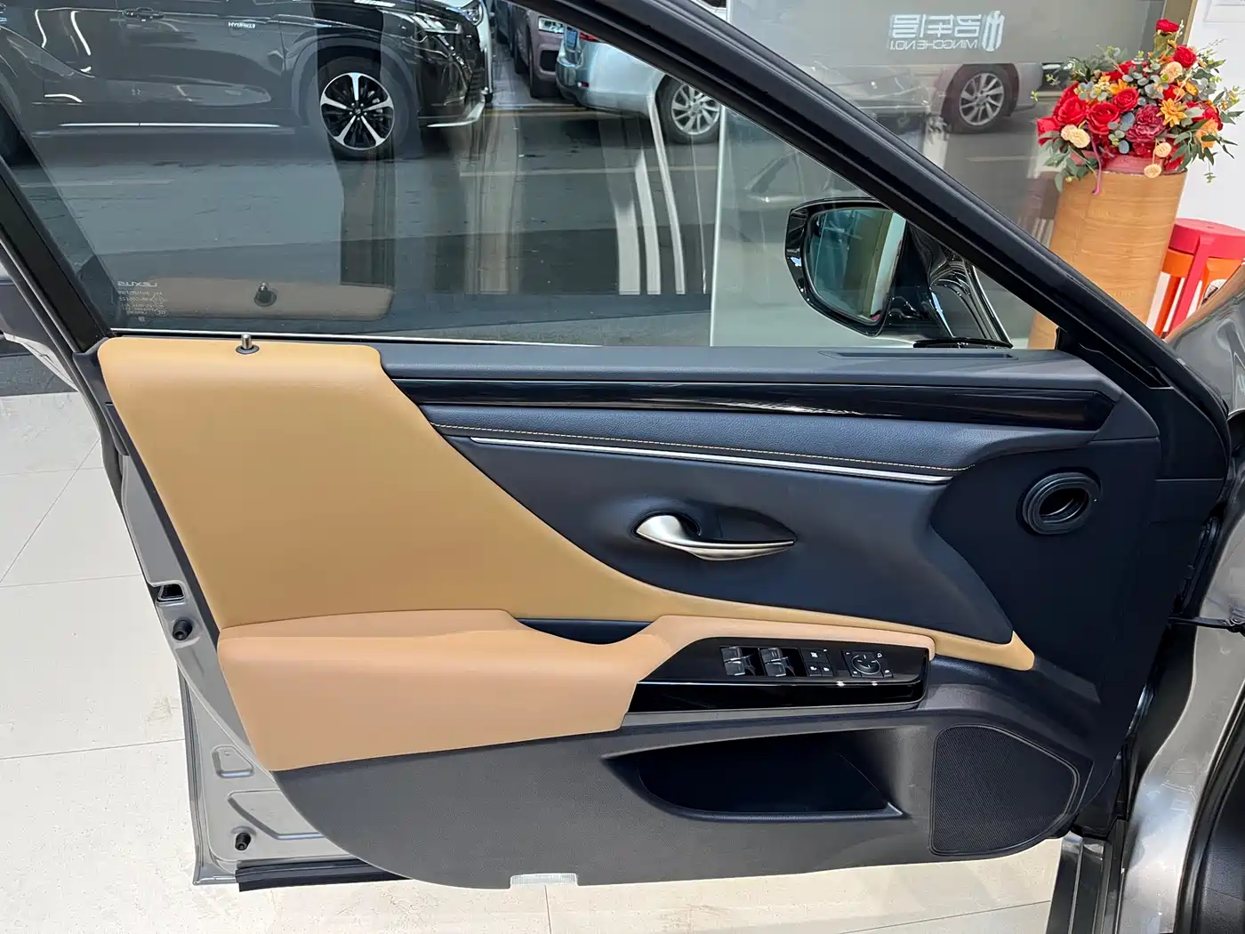 Lexus ES 2023 200 Excellence Edition фото 8