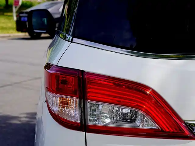 Nissan Quest 2015 3.5L SL — фото 4
