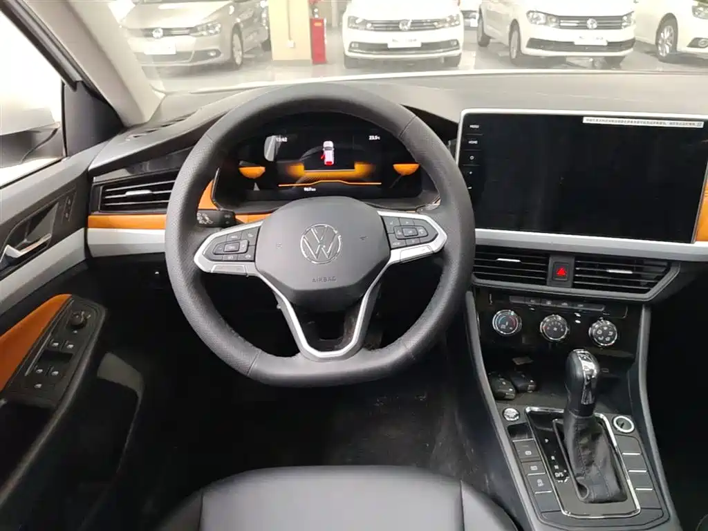 VOLKSWAGEN BORA