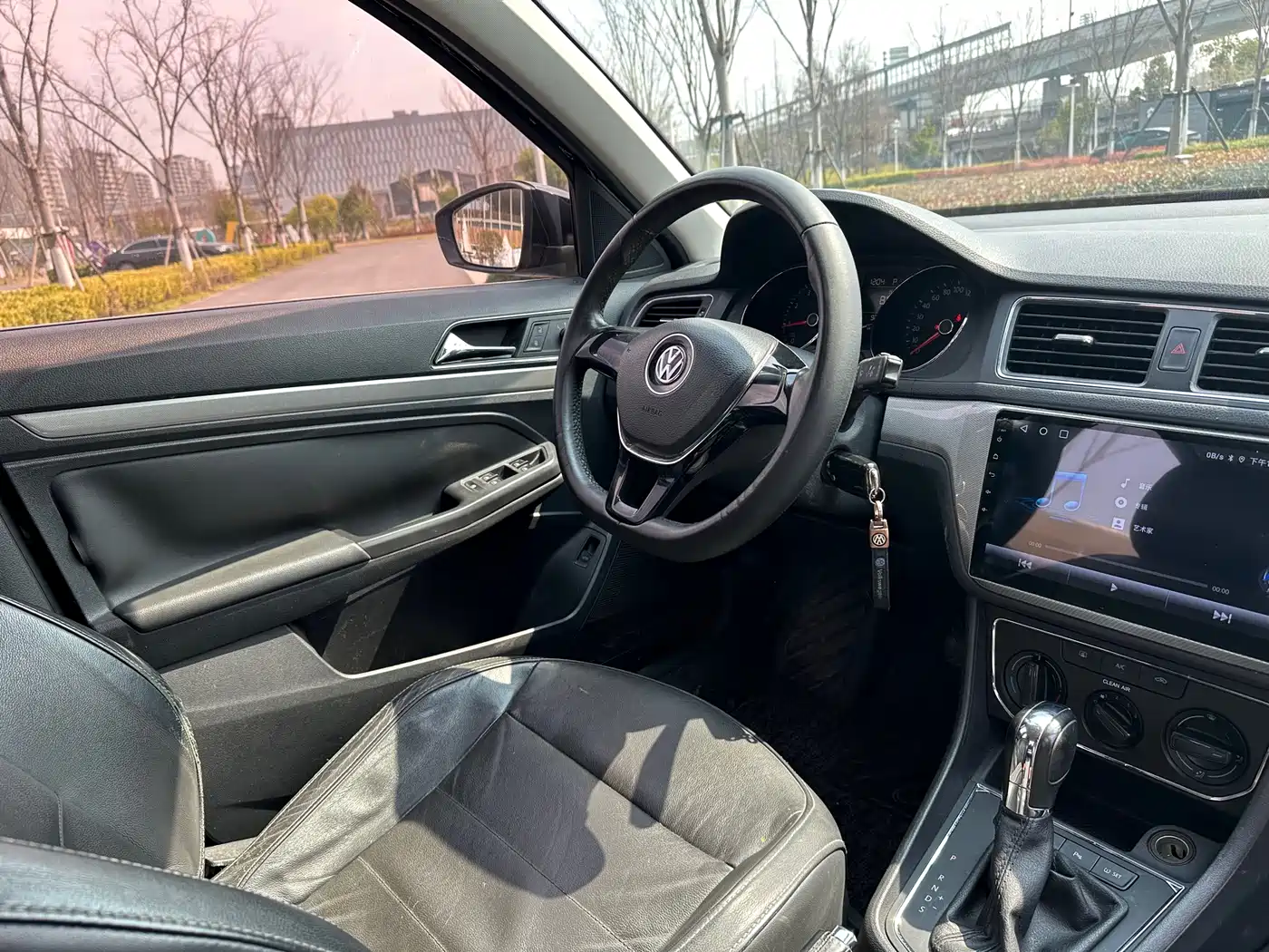 Volkswagen Lavida 2015 1.6L Automatic Comfort Edition фото 11