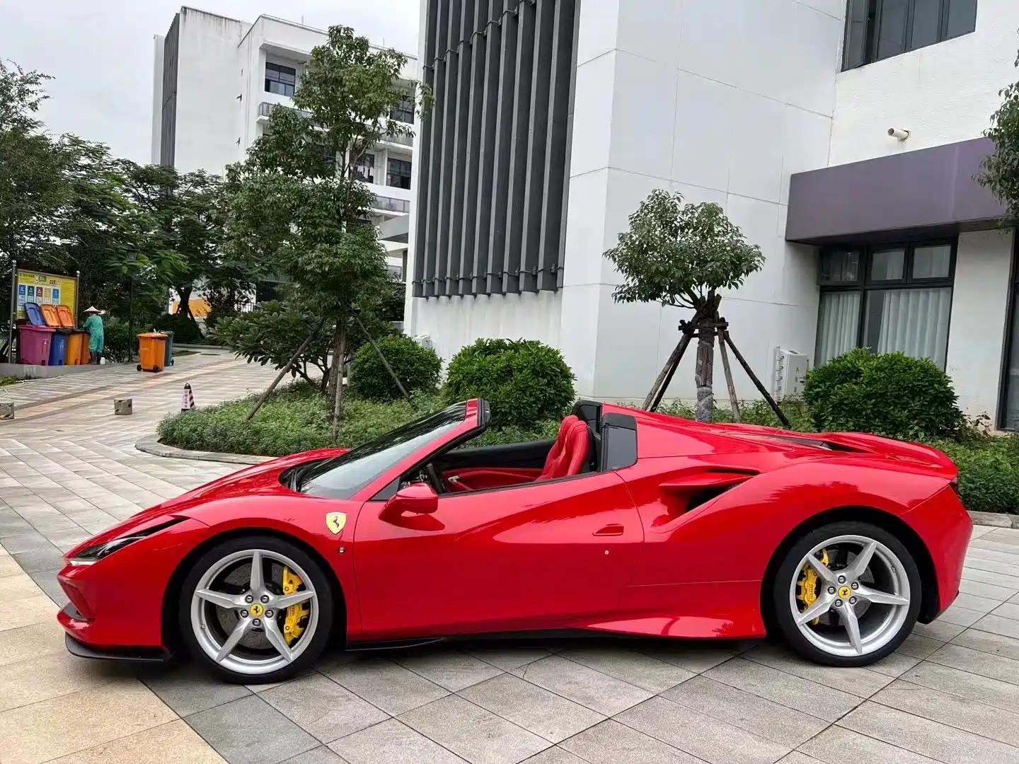 Photo 2 - Ferrari F8