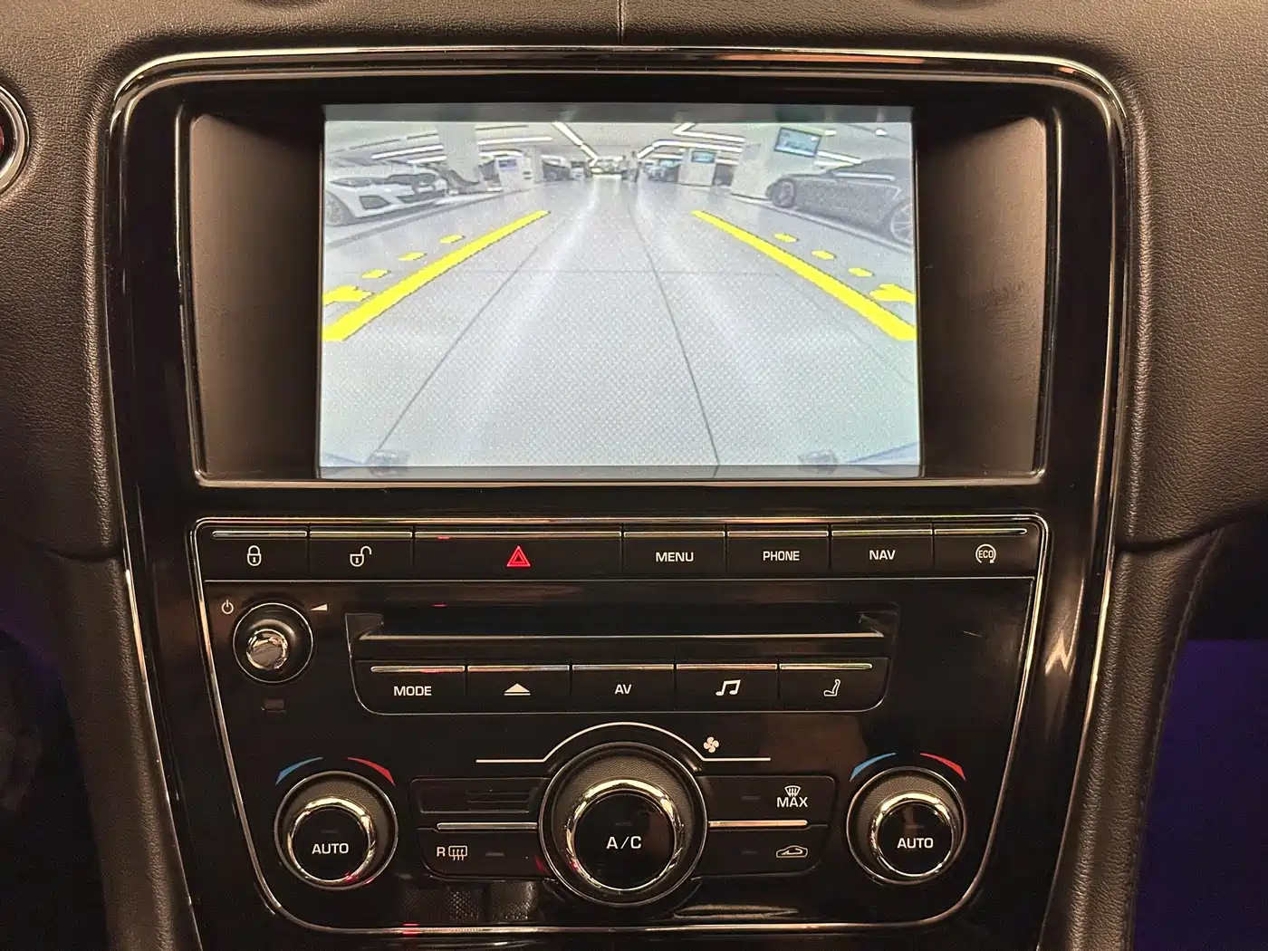 Jaguar XJ 2015 XJL 3.0 SC 2WD Panorama Business Edition фото 23