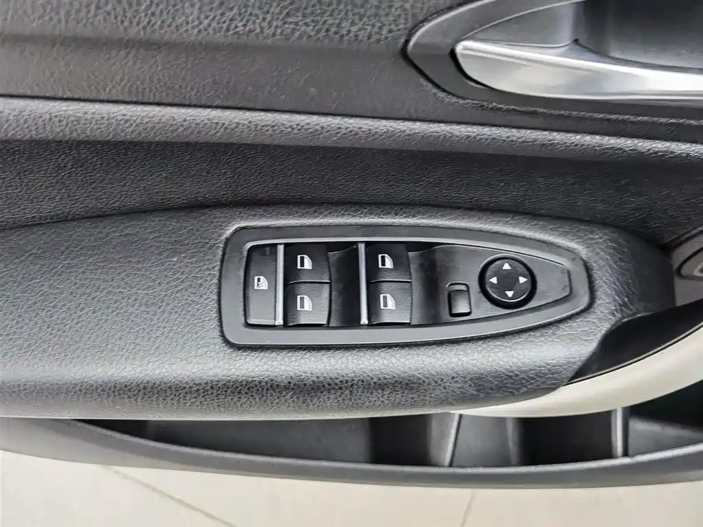 BMW 1 Series (Import) 2018 118i Leading фото 9
