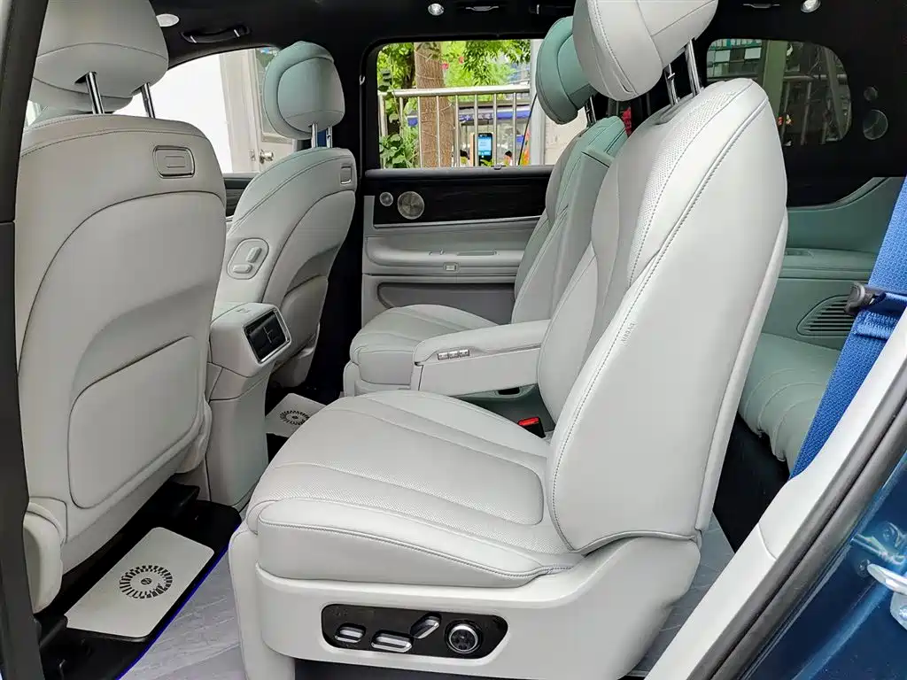 AITO Wenjie AITO M9 2025 Extended Range Max 52kWh 6-Seater фото 8