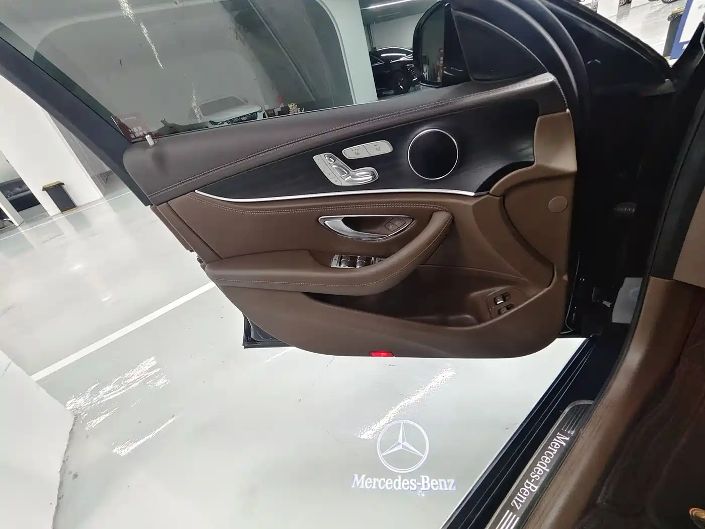 Mercedes-Benz E-Class New Energy 2022 E 350 e L Plug-in Hybrid Sedan фото 11